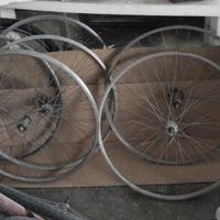 CERCHI BICICLETTE E POCHI ALTRI ACCESSORI.