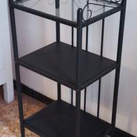 Scaffale in metallo nero e ripiano in vetro