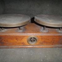 Bilancia due piatti antica legno e ottone con pesi