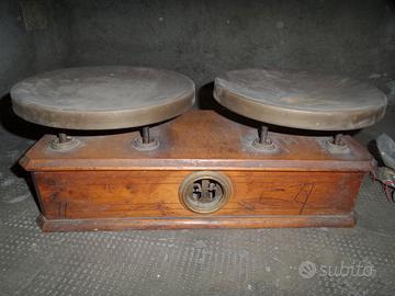 Bilancia due piatti antica legno e ottone con pesi