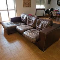 Due divani cuoio e tessuto