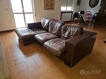 Due divani cuoio e tessuto