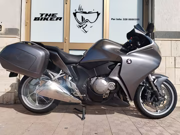 Honda VFR 1200 F V4 173 CV granturismo