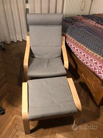 Poltrona e poggiapiedi POÄNG