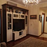 Credenza in legno bicolore stile classico moderno.