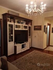 Credenza in legno bicolore stile classico moderno.