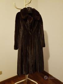 Cappotto di visone bruno scuro.