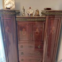 Cassettiera antica con dettagli in ottone