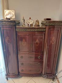 Cassettiera antica con dettagli in ottone