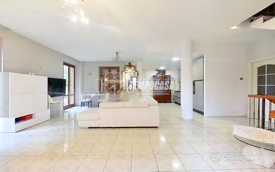 SPLENDIDA VILLA IN ZONA SAN SALVATORE