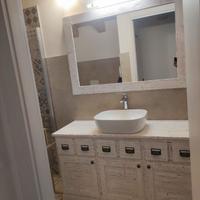 bagno con specchiera in legno vecchio laccato