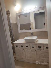 bagno con specchiera in legno vecchio laccato