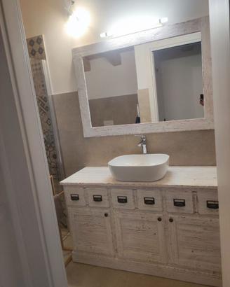 bagno con specchiera in legno vecchio laccato