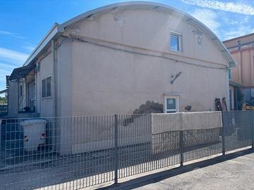 PE 122 Capannone con corte ristrutturato