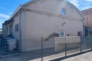 PE 122 Capannone con corte ristrutturato