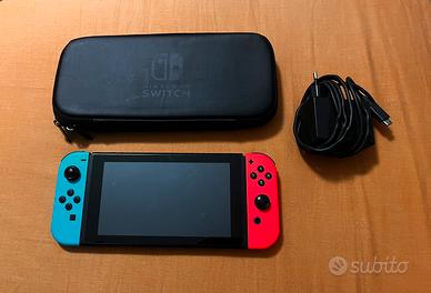 Nintendo Switch Neon + Custodia originale e Carica