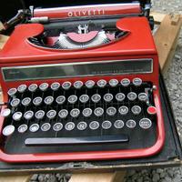 macchina da scrivere Olivetti Studio 42 rossa