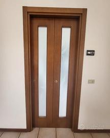 Porta a libro simmetrica in legno con vetri
