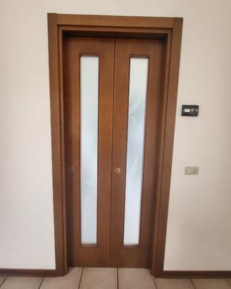Porta a libro simmetrica in legno con vetri