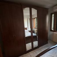 Camera matrimoniale modello arte povera con rete a