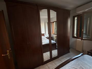 Camera matrimoniale modello arte povera con rete a