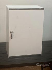 Armadietto metallico con chiave