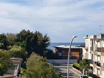 Rif. 97 trilocale ristrutturato vista mare