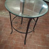 tavolino in ferro battuto e vetro 