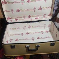 valigia  di cartone tenuta bene 