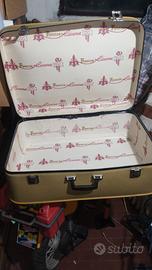 valigia  di cartone tenuta bene 