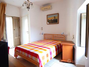 CASA RISTRUTTURATA CON VISTA UNICA SU IBLA