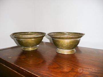 Coppia di ciotole in ottone con patina originale