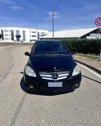 MERCEDES B180