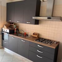 cucina grigia / argento e legno.