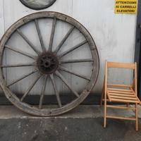 Grande ruota in legno antica
