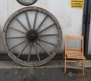Grande ruota in legno antica