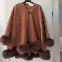 Mantella con bordi in pelliccia 