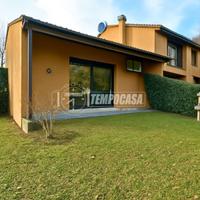 PORZIONE DI VILLETTA A SCHIERA DI TESTA CON GIARDI