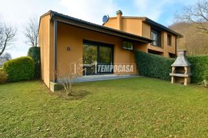 PORZIONE DI VILLETTA A SCHIERA DI TESTA CON GIARDI