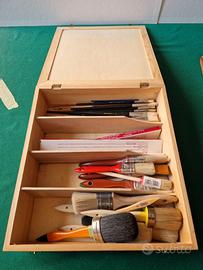Scatola porta pennelli con pennelli inclusi
