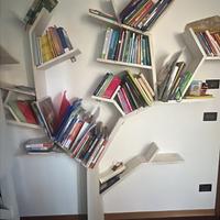 Libreria a forma  di albero bianca