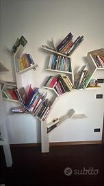 Libreria a forma  di albero bianca