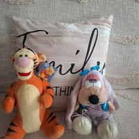 Due peluche Tigro cartoon Walt Disney e cagnolino