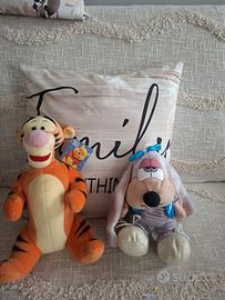 Due peluche Tigro cartoon Walt Disney e cagnolino