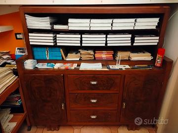 Mobile con libreria, vetrina sopra mobil