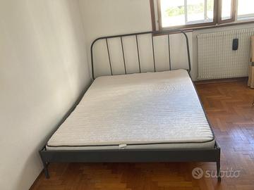 Struttura letto matrimoniale e materasso ikea