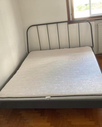 Struttura letto matrimoniale e materasso ikea