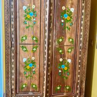 Armadio etnico in legno massello dipinto a mano