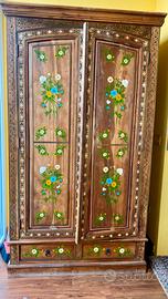 Armadio etnico in legno massello dipinto a mano