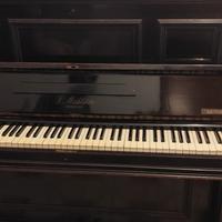 pianoforte verticale del marchio J. Mühlstein